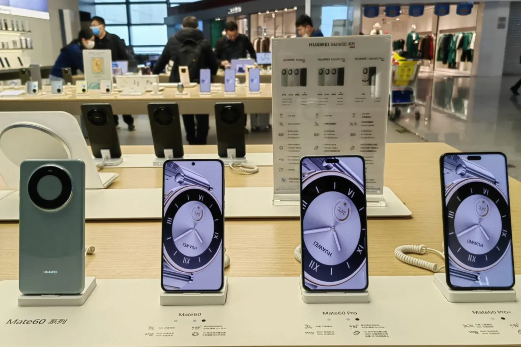 Global Smartphone Market to Grow 1% in 2025 Amid Economic Headwinds